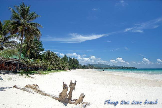 Albatross Guesthouse @ Thungwualaen Beach Pathiu Exterior foto